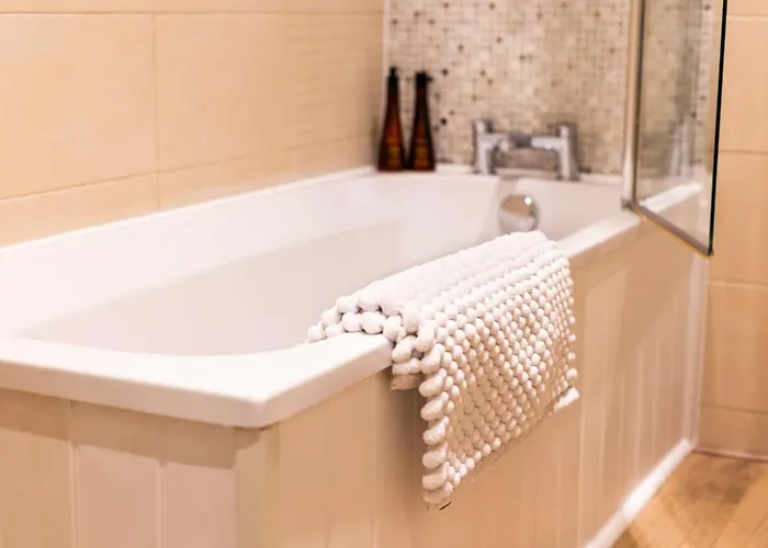 2-bed In Redland, - Work-ready Lejlighed Bristol