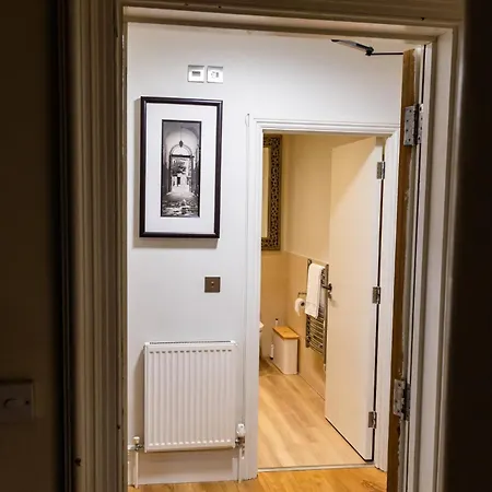 Modern 2-Bed Apt With Workspace, Redland, Bristol