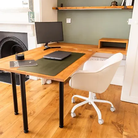 Modern 2-bed With Workspace, Redland, Bristol