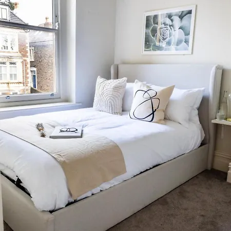 Modern 2-Bed Apt With Workspace, Redland, Bristol *