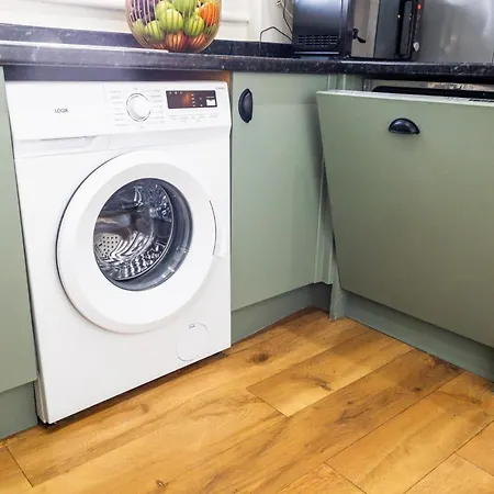 Modern 2-Bed Apt With Workspace, Redland, Bristol *