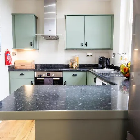 Modern 2-Bed Apt With Workspace, Redland, Bristol *