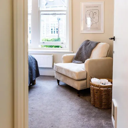 Modern 2-Bed Apt With Workspace, Redland, Bristol